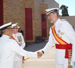 Su Majestad el Rey recibe el saludo del comandante-director de la Escuela de Suboficiales, capitán de navío, Juan Castañeda Muñoz