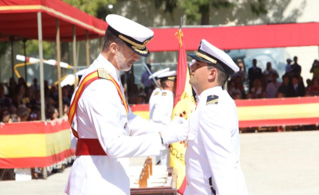 Su Majestad el Rey condecora al sargento número Uno del Cuerpo General de la Armada, Ángel Daniel Luaces