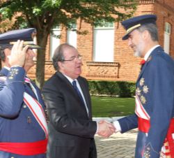 Su Majestad el Rey es recibido por el presidente de la Junta de Castilla y León, Juan Vicente Herrera y el jefe de Estado Mayor del Ejército del Aire,