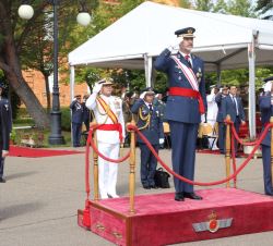 Su Majestad el Rey recibe Honores de Ordenanza a su llegada a la Academia Básica del Aire