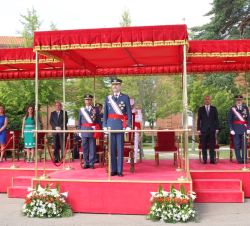Su Majestad el Rey en la Tribuna Presidencial durante el desarrollo del acto