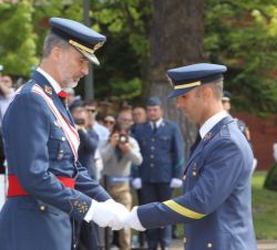 Su Majestad el Rey entrega el despacho al sargento número Uno de la XXVI Promoción del Cuerpo General del Ejército del Aire, Luis Ángel Pose García