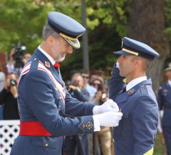 Su Majestad el Rey condecora al sargento número Uno de la XXVI Promoción del Cuerpo General del Ejército del Aire, Luis Ángel Pose García