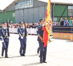 Su Majestad el Rey durante el desfile, al paso de la Enseña Nacional 