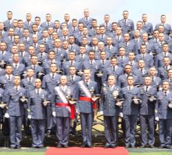 Fotografía de grupo de Su Majestad el Rey con los nuevos suboficiales del Ejército del Aire
