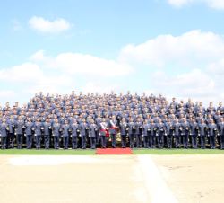Fotografía de grupo de Su Majestad el Rey con los nuevos suboficiales del Ejército del Aire