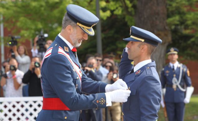 Su Majestad el Rey condecora al sargento número Uno de la XXVI Promoción del Cuerpo General del Ejército del Aire, Luis Ángel Pose García