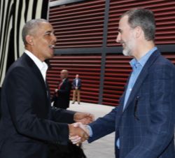 Su Majestad el Rey saluda al expresidente de los Estados Unidos de América, Barack Obama, a su llegada al Museo Nacional Centro de Arte Reina Sofía 