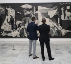 Su Majestad el Rey y el expresidente de los Estados Unidos de América, Barack Obama, contemplan el Guernica