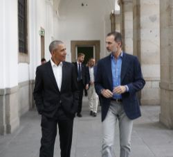 Su Majestad el Rey y el expresidente, Barack Obama, pasean por el claustro del Museo