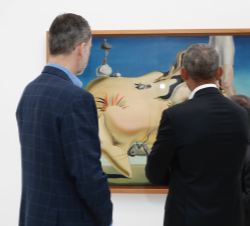 Don Felipe y Barack Obama observan un cuadro de Dalí