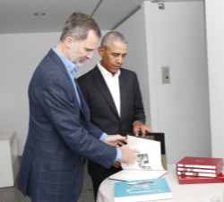 Su Majestad el Rey entrega al expresidente norteamericano un libro relacionado con el Guernica