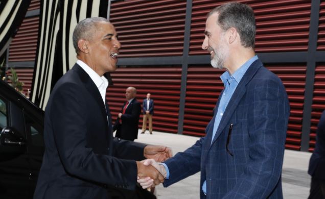 Su Majestad el Rey saluda al expresidente de los Estados Unidos de América, Barack Obama, a su llegada al Museo Nacional Centro de Arte Reina Sofía 