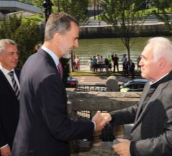Su Majestad el Rey recibe el saludo del rector magnífico de la Universidad de Deusto, José María Guibert