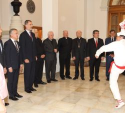 Don Felipe durante la interpretación del Aurresku de Honor