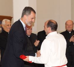 Don Felipe recibe el saludo del dantzari al término del Aurresku de Honor