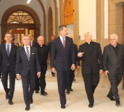 Don Felipe acompañado por las autoridades que le recibieron se dirige al Paraninfo de la Universidad de Deusto