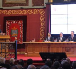 Su Majestad el Rey durante la ponencia: “Catholic Social tracking and the role of the Jesuit University today”, a cargo del cardenal - pre