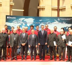 Su Majestad el Rey junto a las autoridades y los jóvenes voluntarios colaboradores de la Asamblea