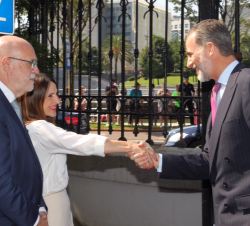 Su Majestad el Rey recibe el saludo de la presidenta del Parlamento Vasco, Bakartxo Tejería