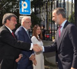 Su Majestad el Rey recibe el saludo del alcalde de Bilbao, Juan Mari Aburto