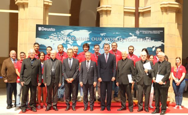 Su Majestad el Rey junto a las autoridades y los jóvenes voluntarios colaboradores de la Asamblea