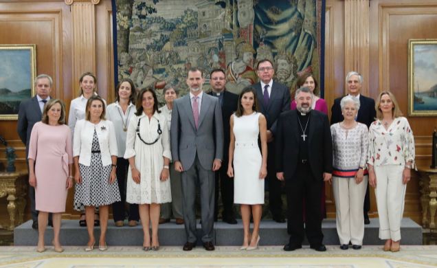 Sus Majestades los Reyes junto a la Comisión Permanente de Manos Unidas