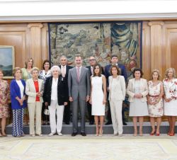 Sus Majestades los Reyes junto a la representación de la Asociación Nuevo Futuro