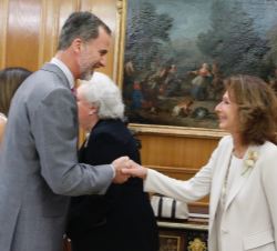 Su Majestad el Rey recibe el saludo de la presidenta de la Asociación Nuevo Futuro