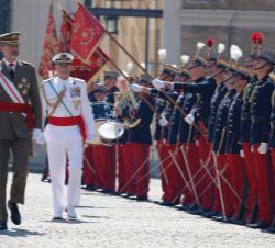 Su Majestad el Rey pasa revista a la fuerza