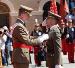 Su Majestad el Rey entrega el despacho al Número Tres de la promoción del Cuerpo General del Ejército de Tierra, al teniente de Infantería, Kevin Cues