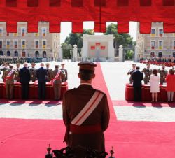 Su Majestad el Rey durante la entrega de despachos a los nuevos oficiales del Ejército de Tierra y de la Guardia Civil