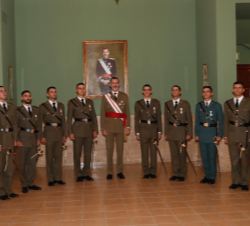 Fotografía de grupo de Su Majestad el Rey con los números uno de las distintas promociones y especialidades