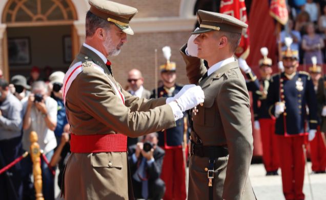 Su Majestad el Rey condecora al Número Uno de la promoción del Cuerpo General del Ejército de Tierra, al teniente de Ingenieros, Enrique Viñuela