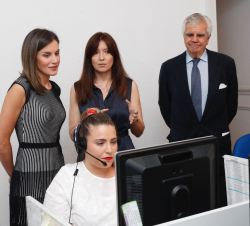 Doña Letizia durante la visita a las instalaciones de Infocáncer acompañada por su responsable, Patrizia Bressanello