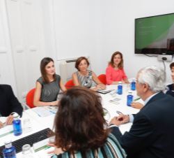 Su Majestad la Reina durante el desarrollo de la reunión de trabajo