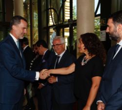 Don Felipe durante los saludos de bienvenida en el interior de la sede de la Fundación Tres Culturas del Mediterráneo