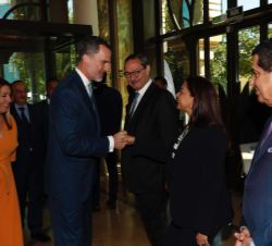Su Majestad el Rey recibe el sasludo de la embajadora del Reino de Marruecos en España, Karima Benyaich