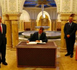 Su Mejestad el Rey durante la firma en el libro de honor de la Fundación Tres Culturas del Mediterráneo
