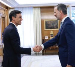 Su Majestad el Rey recibe el saludo del presidente del Gobierno, Pedro Sánchez