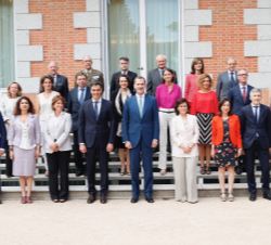 Su Majestad el Rey con los asistentes a la reunión del Consejo de Seguridad Nacional