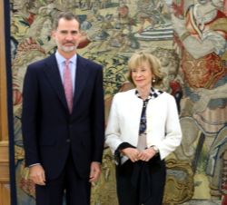 Don Felipe acompañado por la presidenta del Consejo de Estado, María Teresa Fernández de la Vega