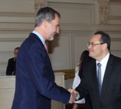 Su Majestad el Rey recibe el saludo del presidente ejecutivo del Banco de Desarrollo de América Latina, Luis Carranza
