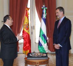 Su Majestad el Rey junto al presidente ejecutivo del Banco de Desarrollo de América Latina que le entregó una Cerámica, pintada por el artista venezol