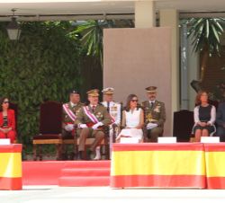 Sus Majestades los Reyes en la tribuna durante el desarrollo del acto