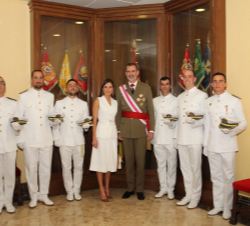 Sus Majestades los Reyes con los números Uno de las distintas Promociones y Especialidades