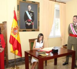 Su Majestad la Reina durante la firma en el Libro de Honor de la Academia