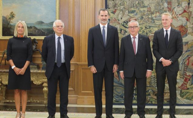 Su Majestad el Rey con el presidente de la Comisión Europea, Jean-Claude Juncker; el ministro de AA.EE., Josep Borrell; la jefa de gabinete del presid
