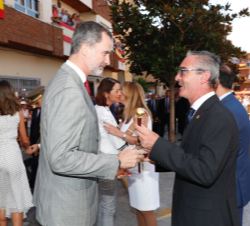 Don Felipe recibe el saludo del alcalde de Bailén, Luis Mariano Camacho, que le ofrece el Bastón de Mando de la Ciudad