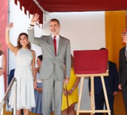 Don Felipe y Doña Letizia saludan a los vecinos desde el Ayuntamiento de Bailén